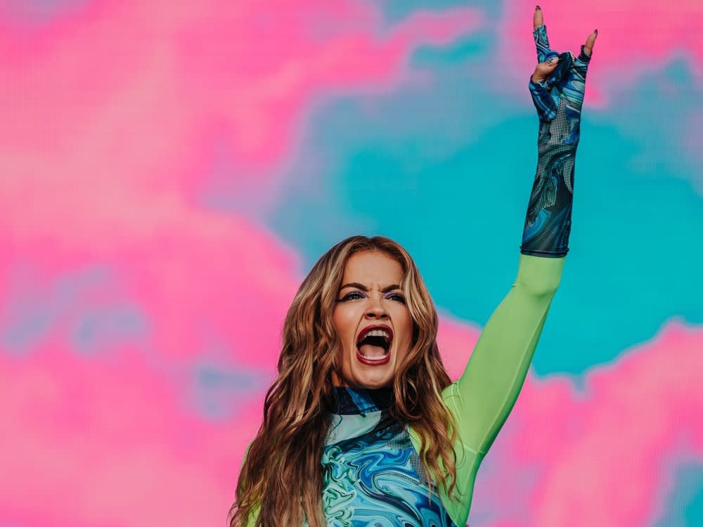 Rita Ora performte im blau-grünen Neon-Look auf dem Münchner Superbloom-Festival. (Bild: Superbloom/Philipp Kratzer)