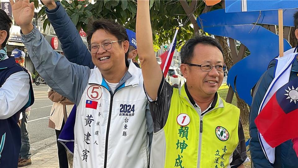 國民黨台東立委候選人黃建賓（左）與民進黨台東立委候選人賴坤成（右）同框拜票。（蕭嘉蕙攝）