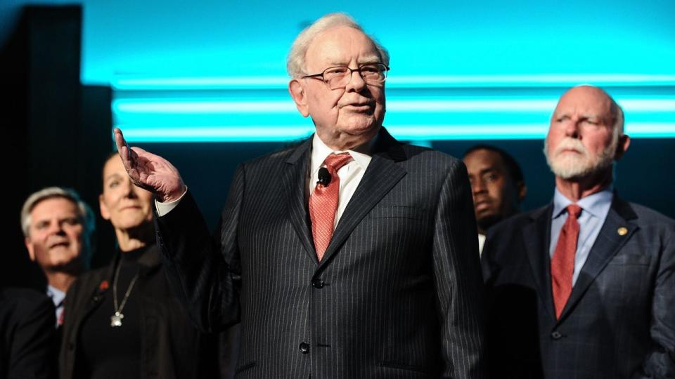 b3c0c407bba2f71b02f8b43f964b87b9 - Buffett explains Berkshire's reduced stake in Apple at annual company meeting