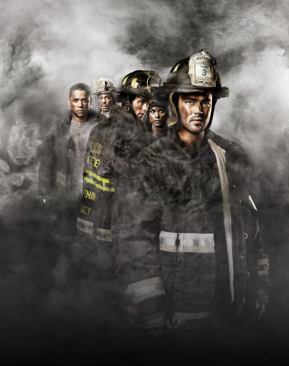 Gemeinsam gegen jede Feuersbrunst - v.l.: Peter Mills (Charlie Barnett), Chief Wallace Boden (Eamonn Walker), Gabriela Dawson (Monica Raymund) und Kelly Severide (Taylor Kinney, Bild: VOX / NBC Universal).