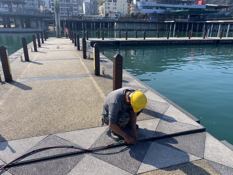 日月潭蓄水降  第2階段碼頭浮排拖離及銜接 日月潭水位下降，朝霧碼頭1號及玄光碼頭1號浮排5 日拖離，25日起啟動第2階段作業，拖離朝霧2號及伊 達邵1號、2號浮排，日月潭國家風景區管理處26日派 員拖離及銜接伊達邵碼頭浮排。 （日月潭國家風景區管理處提供） 中央社記者蕭博陽南投縣傳真  113年3月26日 