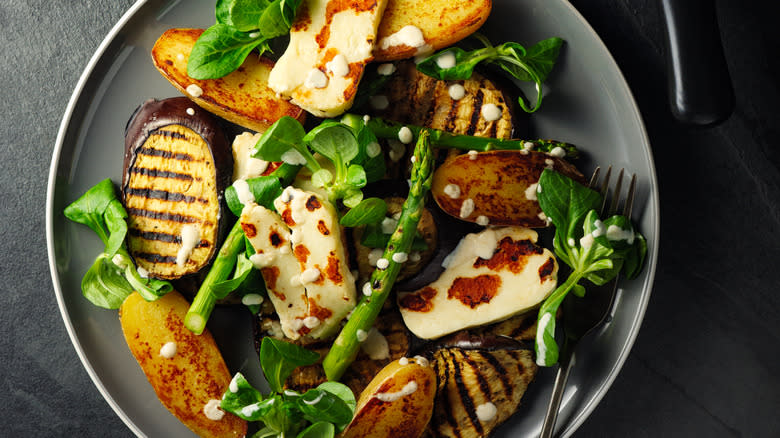 Salad with various vegetables and halloumi