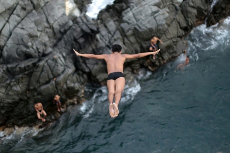 The tradition of cliff diving goes back to 1934, when two neighbors of Acapulco challenged themselves to show their courage and decided to measure their forces by throwing themselves into the sea from the top of a cliff