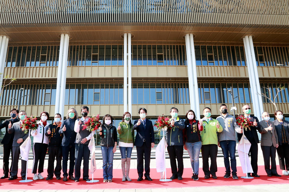 台南市立圖書館新總館於2日盛大開幕啟用，市長黃偉哲偕同副總統賴清德等各界貴賓出席為兼具美術館及博物館特色的市圖新總館剪綵，也見證台南的閱讀新時代正式開啟，落實書香大台南的願景。