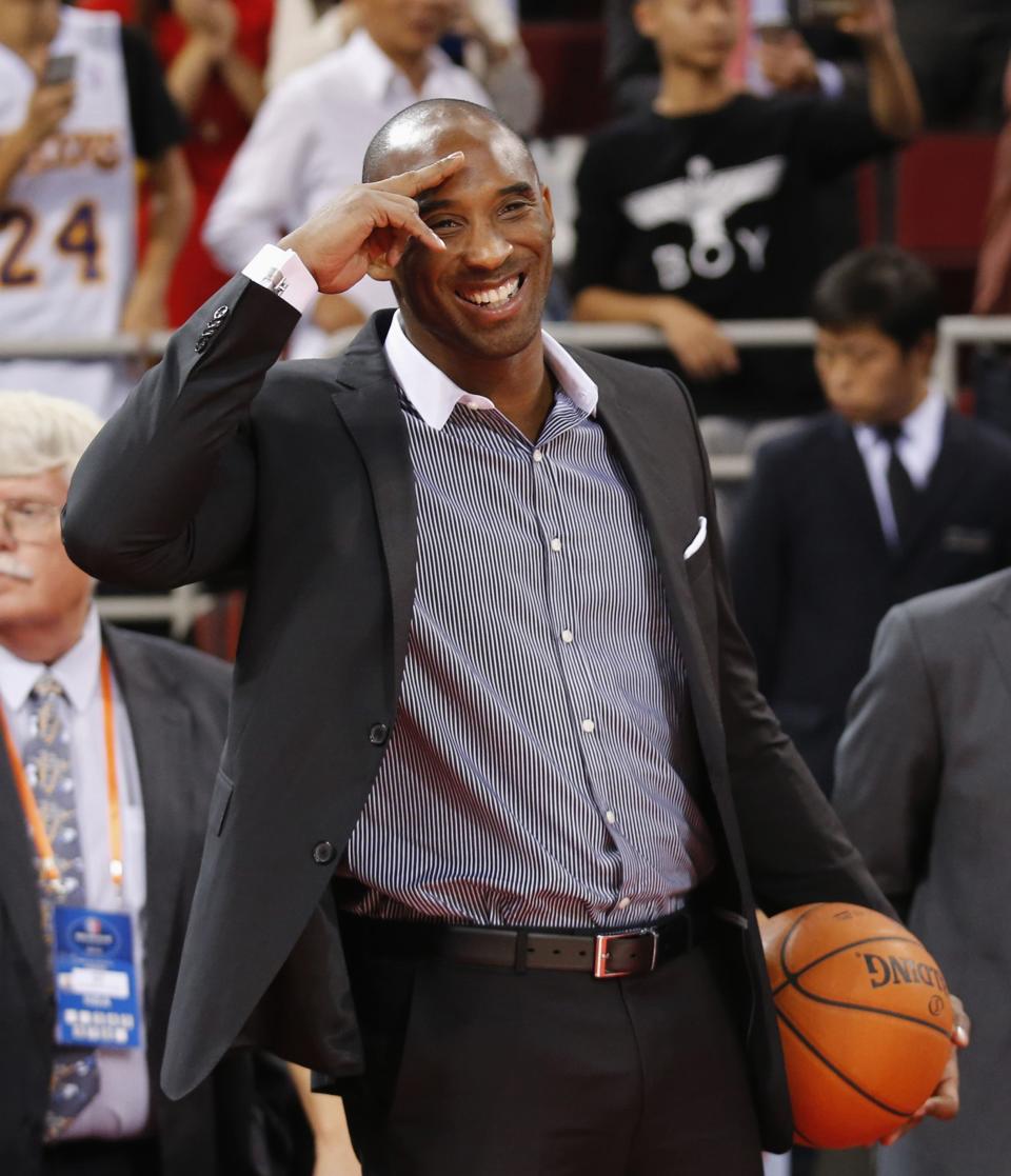 Los Angeles Lakers' Kobe Bryant gestures to teammates prior to their NBA Global Games match against Golden State Warriors in Beijing, October 15, 2013. REUTERS/Kim Kyung-Hoon (CHINA - Tags: SPORT BASKETBALL)