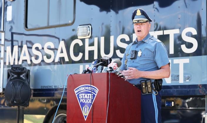 Le colonel de la police de l'État du Massachusetts, Christopher Mason, prend la parole lors d'une conférence de presse au parc des expositions de Brockton le mardi matin 28 juin 2022 pour annoncer un important balayage ciblant "à ciel ouvert" trafiquants de drogue à Brockton..