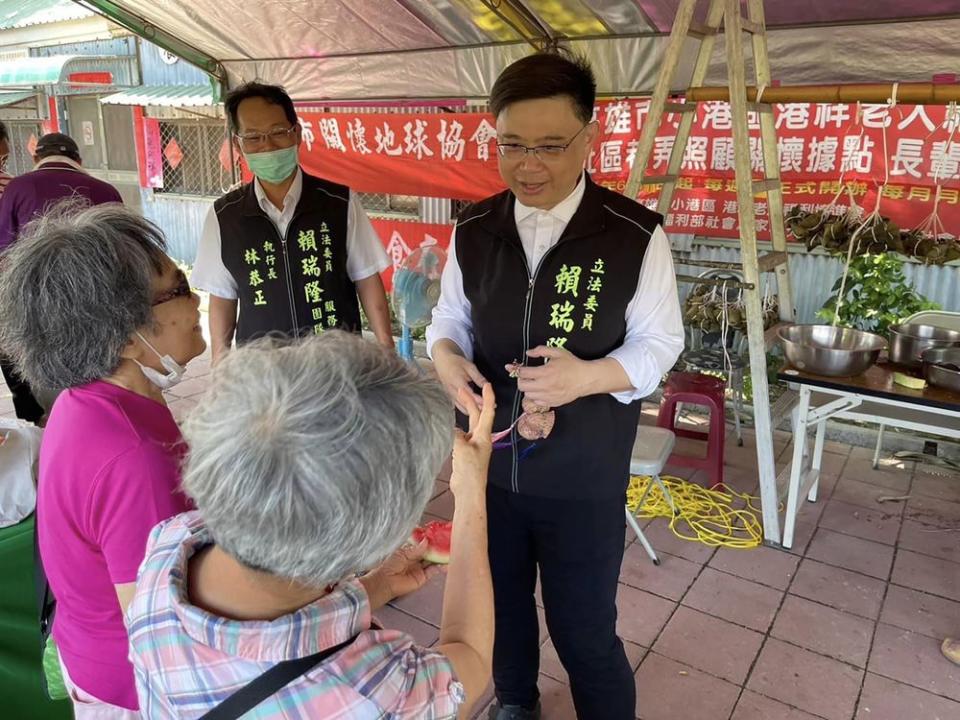 民進黨立委賴瑞隆已高票連任兩次，這次再求連任，遇上兩位高顏值美女。（翻攝賴瑞隆臉書）