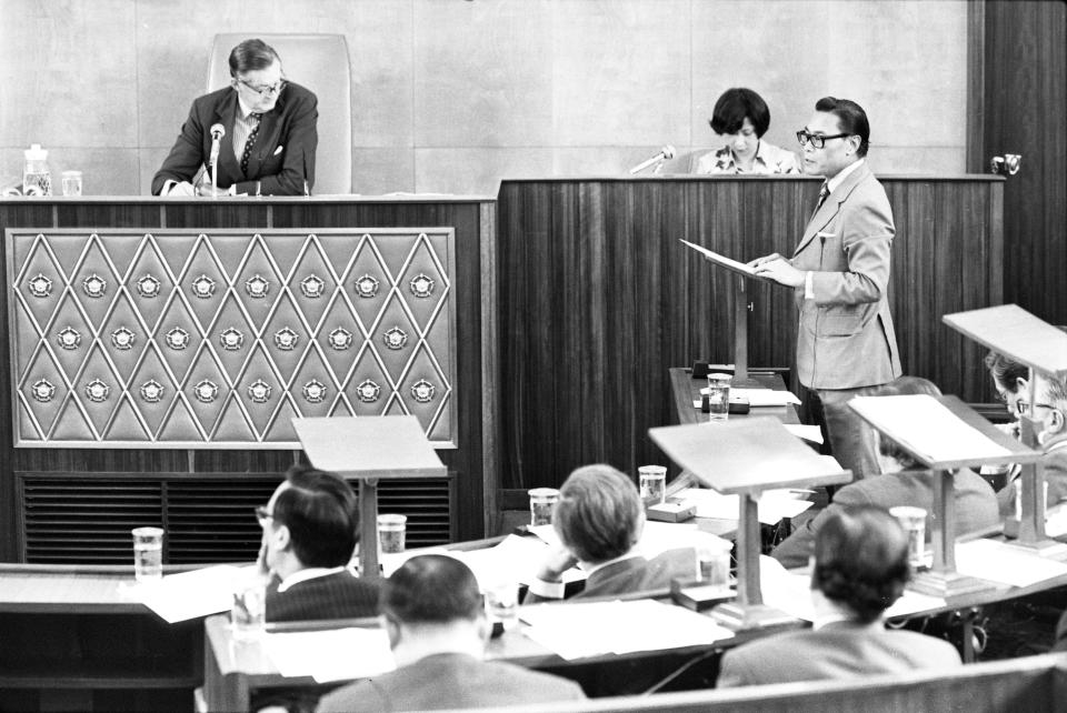 港英時期的立法局，一直是由港督兼任立法局主席。圖為 1977 年 5 月，港督麥理浩主持會議，聽取議員鍾士元發言時的情況。 (Photo by Chan Kiu/South China Morning Post via Getty Images)