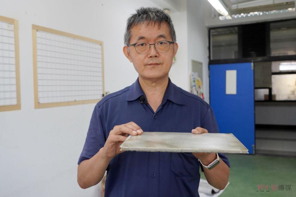 ▲大葉大學資管系鄧志堅老師展示實驗室開發的創新水泥板。（圖／記者陳雅芳攝）