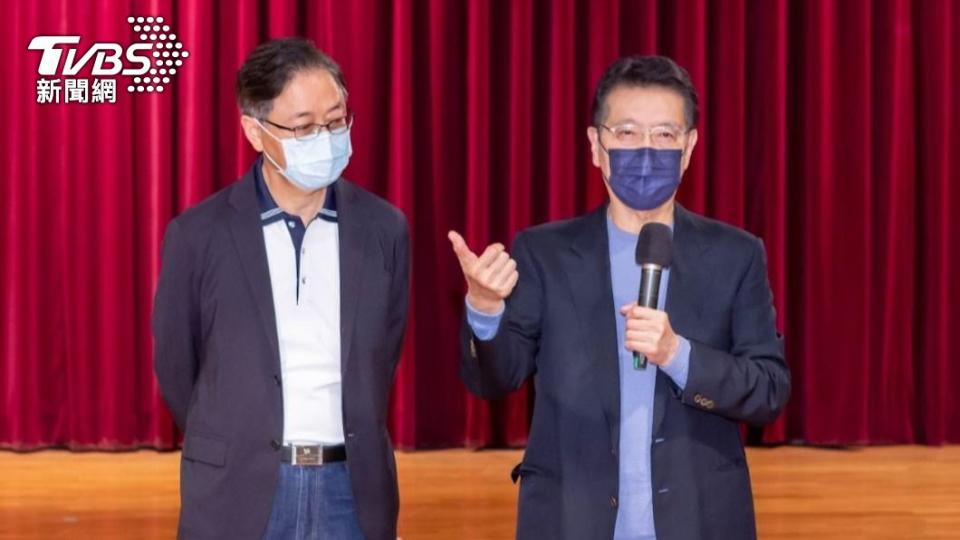 國民黨桃園市長參選人張善政（左）今日拜會「戰鬥藍」召集人、中廣董事長趙少康（右）。（圖／趙少康辦公室提供）