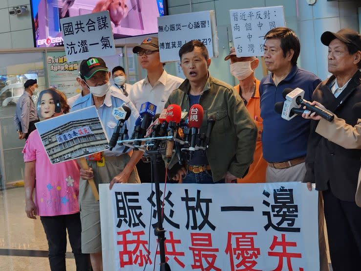 圖片：中國國民黨立法院黨團總召傅崐萁今天率團訪問中國，「台灣國」理事長陳峻涵等多人於桃園國際機場舉行記者會，痛批傅崐萁訪中（台灣國提供）