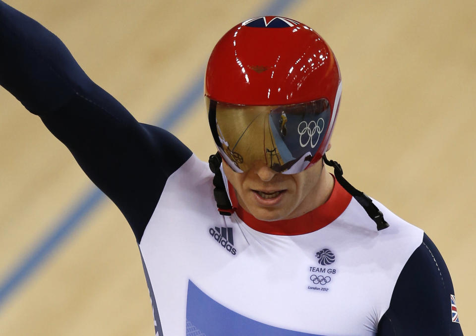 Britain's Chris Hoy celebrates after the track cycling men's keirin finals at the Velodrome during the London 2012 Olympic Games August 7, 2012. Hoy won the gold medal. REUTERS/Paul Hanna (BRITAIN - Tags: OLYMPICS SPORT CYCLING TPX IMAGES OF THE DAY) 