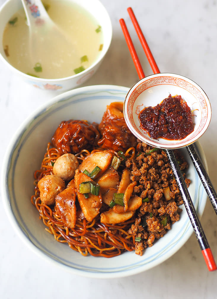 The dry 'wantan mee' is also a good option just on its own; its deliciousness lies in that minced pork and the sweetish sauce