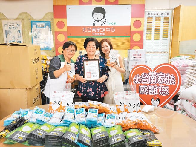 年輕正妹陳湘綾（右一）與友人跑遍藥妝店、藥局，購買逾2000個兒童口罩，返台後轉贈給北台南家扶。（莊曜聰攝）