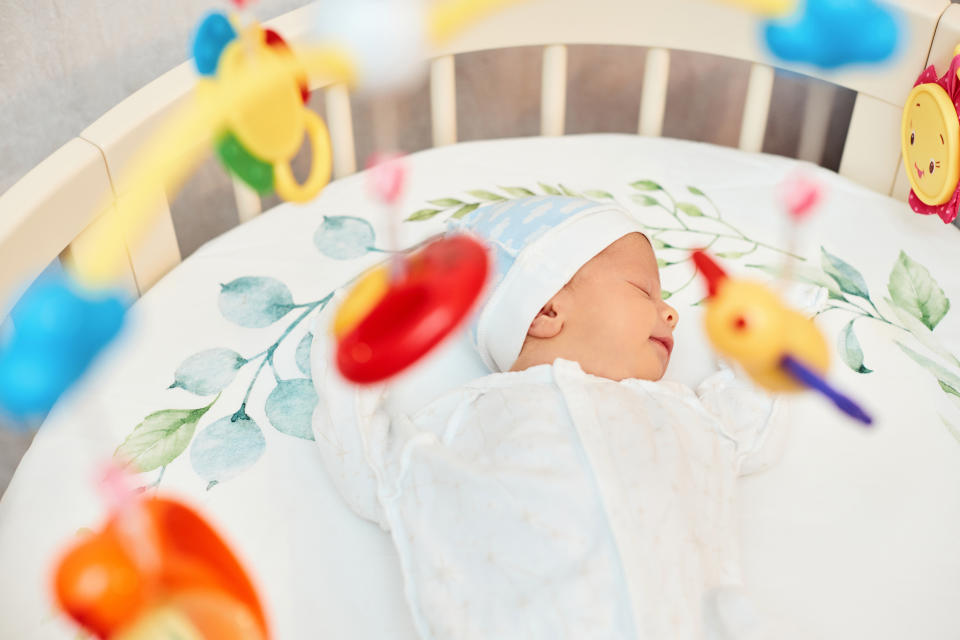 Es importante evitar dormir con bebés menores de 12 meses, por riesgo de muerte por asfixia o síndrome de muerte súbita. (Getty Creative)