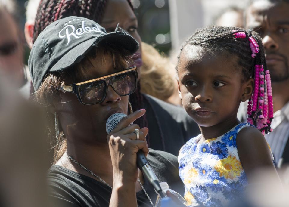 Police fatally shoot Philando Castile in Falcon Heights, Minn.