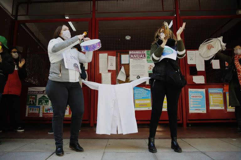 Familias se manifiestan en la puerta de la Escuela Rosario Vera Peñaloza