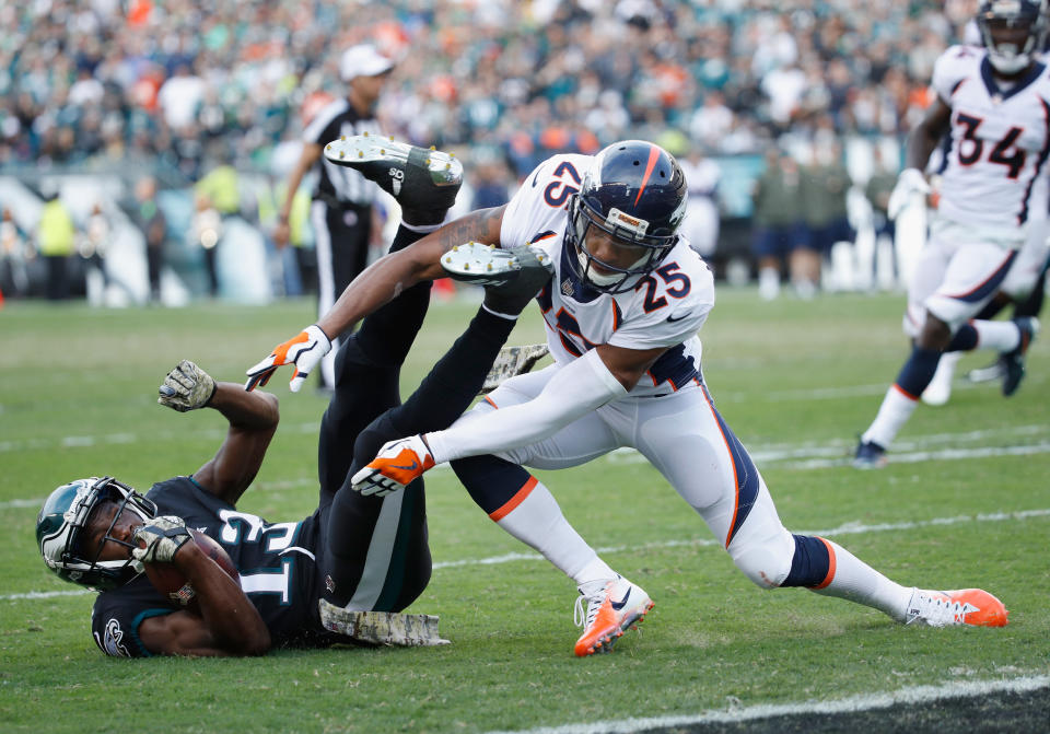 <p>Wide receiver Nelson Agholor #13 of the Philadelphia Eagles holds onto the ball against cornerback Chris Harris #25 of the Denver Broncos during the third quarter at Lincoln Financial Field on November 5, 2017 in Philadelphia, Pennsylvania. (Photo by Joe Robbins/Getty Images) </p>