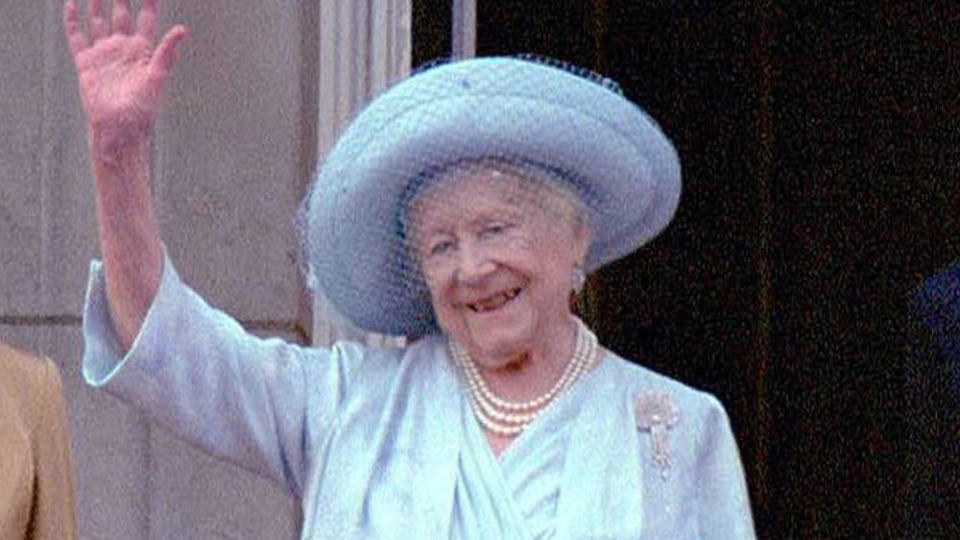 Queen Mum an ihrem 100. Geburtstag auf dem Balkon des Buckingham Palace im Jahr 2000