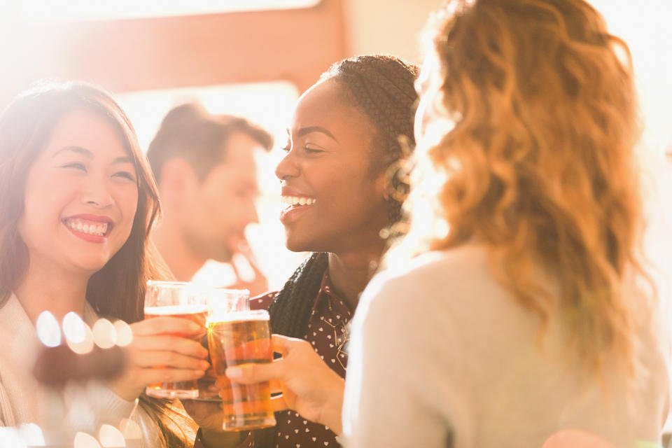 Para disfrutar mejor las cervezas tómelas con espumas en los vasos. Foto: <span>Hoxton/Tom Merton (Getty Images)</span>