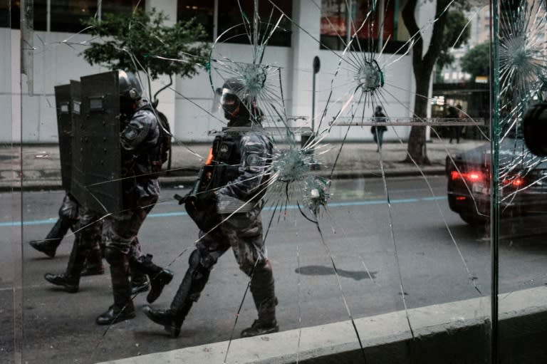 A crowd attempted to march to the private residence of Brazilian President Michel Temer and clashed with police, who fired rubber bullets and stun grenades