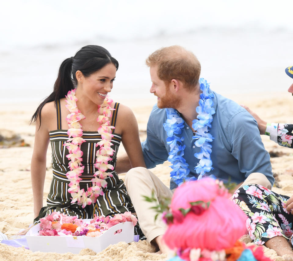 <p>Während der Auslandsreise zeigten sich Meghan und Harry glücklicher als je zuvor, warfen sich verliebte Blicke zu und konnten kaum die Finger voneinander zu lassen. Dass die beiden Royals ihre Gefühle auch in der Öffentlichkeit präsentieren, dürfte für viele Fans des Königshauses sehr erfrischend sein, denn William und Kate halten bei offiziellen Anlässen nicht einmal Händchen. (Bild: ddp Images) </p>