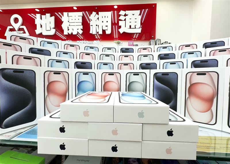 地標網通宣布iPhone 15降價，加碼舊機換新機折扣高達32000元，最低0元將iPhone 15帶回家。