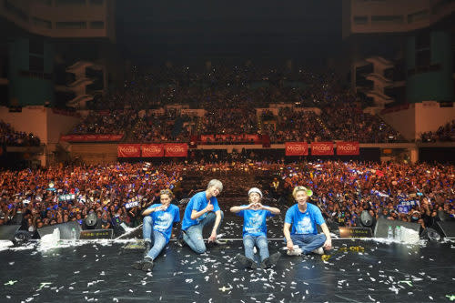 WINNER taking a photo with their Inner Circle during their encore stage.