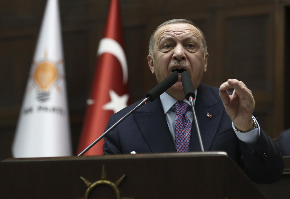 26.02.2020, Türkei, Ankara: Recep Tayyip Erdogan, Präsident der Türkei, spricht während einer Parlamentssitzung zu seinen Anhängern. Foto: Burhan Ozbilici/AP/dpa +++ dpa-Bildfunk +++