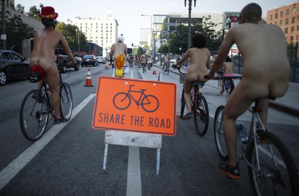 Orang-orang bersepeda di acara World Naked Bike Ride di Los Angeles, California pada 14 Juni 2014. Pihak penyelenggara mengatakan acara ini ditujukan untuk membela hak-hak para pengendara sepeda agar dapat bersepeda dengan aman di jalanan. REUTERS/Lucy Nicholson (UNITED STATES - Tags: SOCIETY)