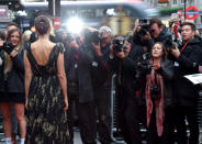 Entre la expectación por su presencia y la elegancia que derrochó, no nos extraña que acaparara todos los flashes. En esta imagen, vemos el detalle del escote a la espalda en el increíble vestido de Alexander McQueen. (Foto de Karwai Tang/WireImage/Getty Images).