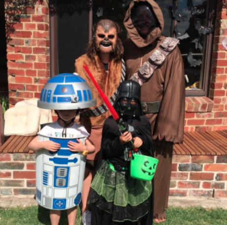 <p>Star Wars siempre será un referente en muchos sentidos. Obviamente, en los disfraces no pudo quedarse atrás este año. <a rel="nofollow" href="https://es-us.vida-estilo.yahoo.com/halloween-familia-curiosos-disfraces-fiesta-slideshow-wp-200446012.html" data-ylk="slk:Aquí la nota completa;elm:context_link;itc:0;sec:content-canvas;outcm:mb_qualified_link;_E:mb_qualified_link;ct:story;" class="link  yahoo-link"><em>Aquí la nota completa</em></a>. Foto: Reddit.com/farnsyb<br><br></p>