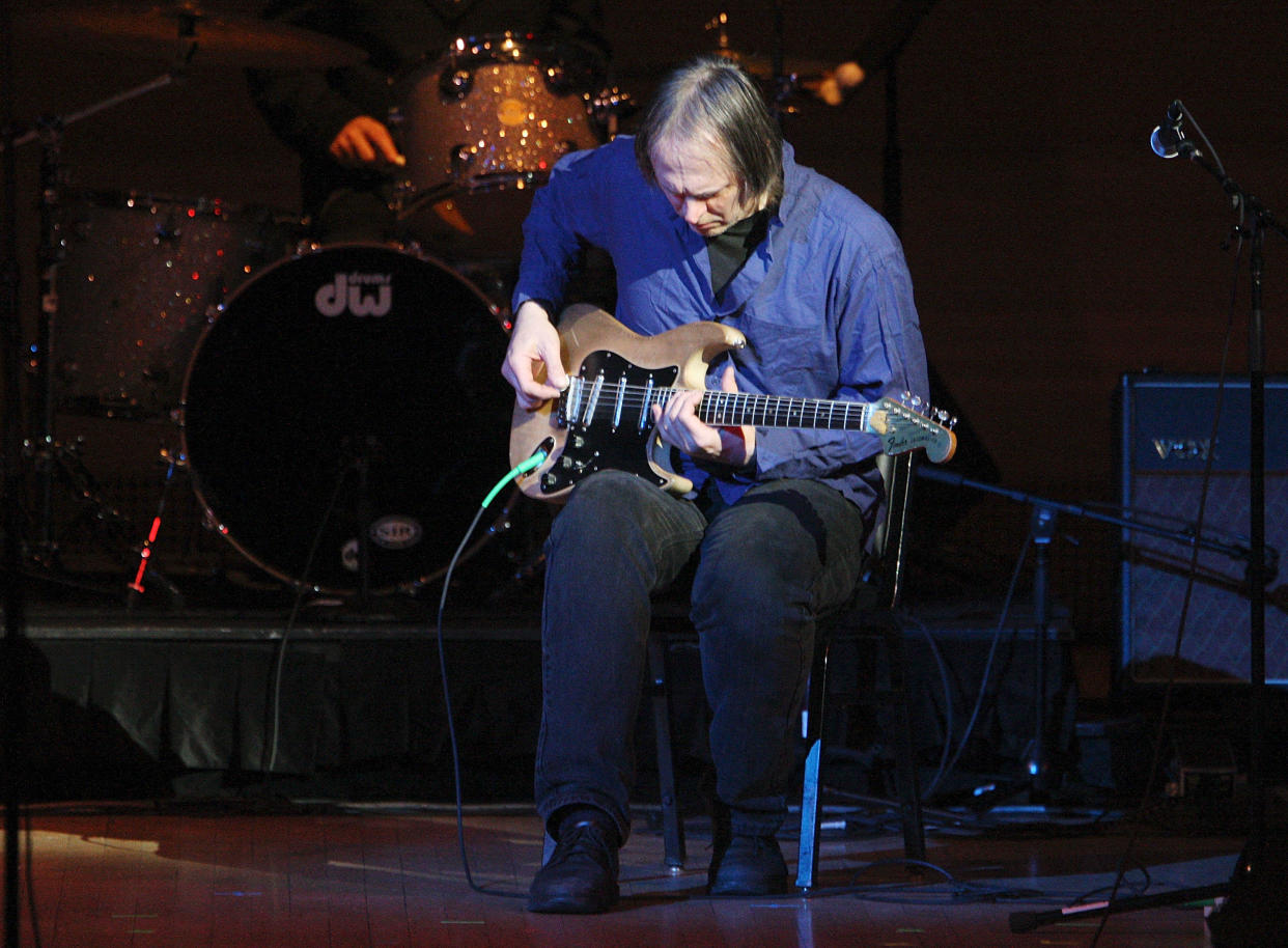 NEW YORK - FEBRUARY 13:  Singer/musician Tom Verlaine performs at The 2008 Tibet House Benefit Concert at Carnegie Hall on February 13, 2008 in New York City.  (Photo by Stephen Lovekin/Getty Images) (Photo by Stephen Lovekin / Getty Images North America / Getty Images via AFP)