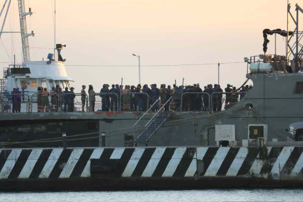 El buque Huasteco AMP 01 de la Secretaría de Marina partió este lunes del Puerto de Veracruz repleto de personas que harán la búsqueda. 