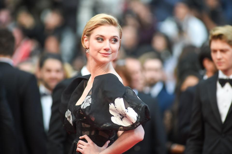 Elizabeth Debicki Wore One of Princess Diana's Signature Colors at the Golden Globes