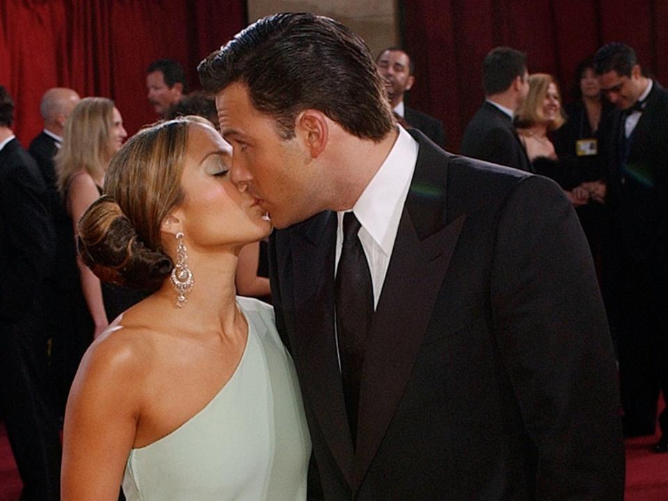 Jennifer Lopez and Ben Affleck kissing at the red carpet of the 2003 Oscars.