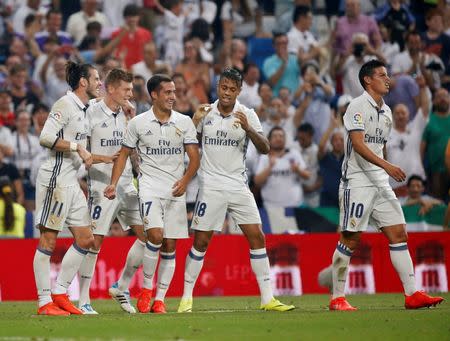 Football Soccer - Spanish Liga Santander - Real Madrid v Celta Vigo- Santiago Bernabeu, Madrid, Spain 27/08/16. Real Madrid's Toni Kroos celebrates his goal with teammates. REUTERS/Andrea Comas