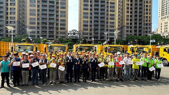 高雄動員到台東協助災後復原工作，今早高雄市長陳其邁及市府團隊特別在四維行政中心府前廣場表達慰勞之意，歡迎所有辛苦的團隊人員返回工作崗位，現場致贈蛋糕、飲品慰問辛勞。（柯宗緯攝）