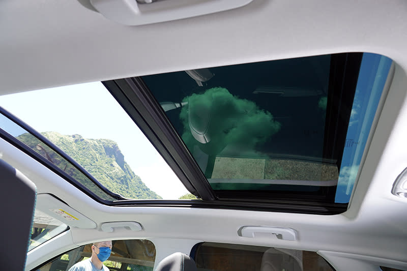 大面積天窗一向是Peugeot的重點配備。