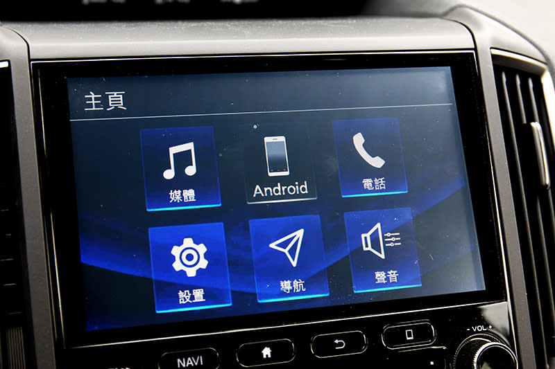 八吋觸控螢幕具備android auto功能。