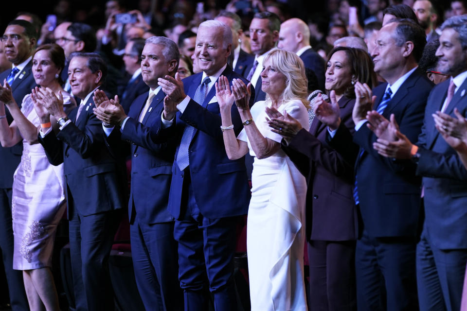 El presidente estadounidense Joe Biden aplaude junto a varios mandatarios durante la ceremonia de inauguración de la Cumbre de las Américas, el miércoles 8 de junio de 2022, en Los Ángeles. (AP Foto/Evan Vucci)