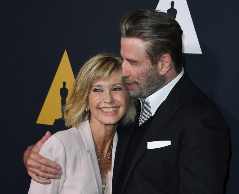 Olivia Newton-John y John Travolta en la alfombra roja de los Oscar en el 40 aniversario de "Grease".