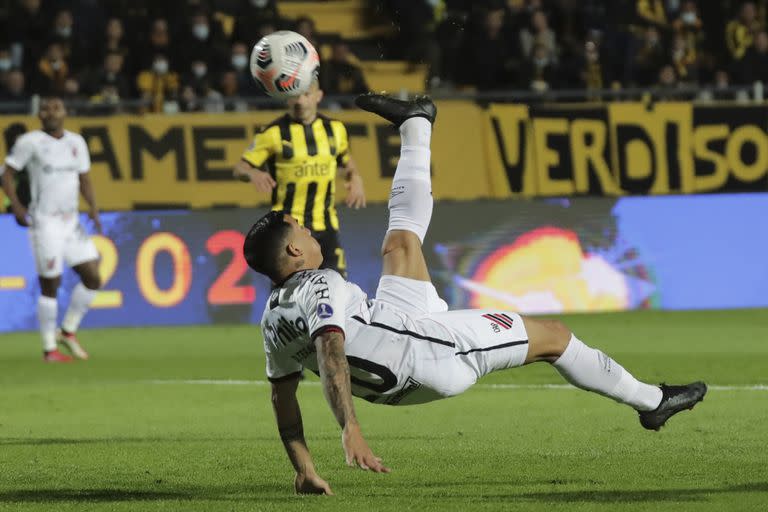 David Terans ya empalmó la chilena que se convertirá en el primer gol de Athletico Paranaense ante Peñarol, su ex club