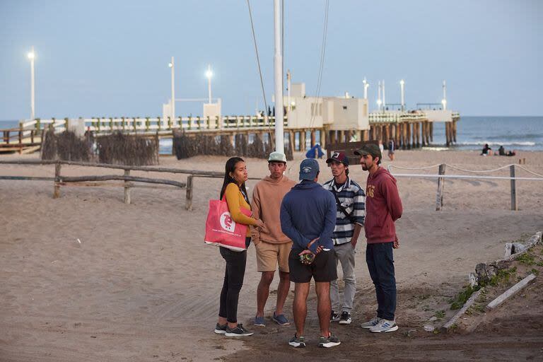 Los hijos de Ramón Román, Facundo, José, Pablo y Lucas; con una de las hermanas de Ramón.