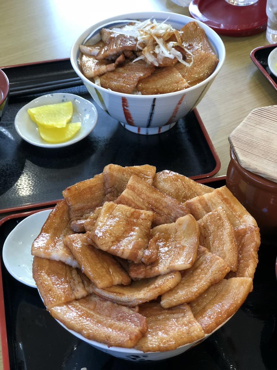 十勝的必吃美食「帶廣豬肉飯」是平民版的偽鰻魚飯。