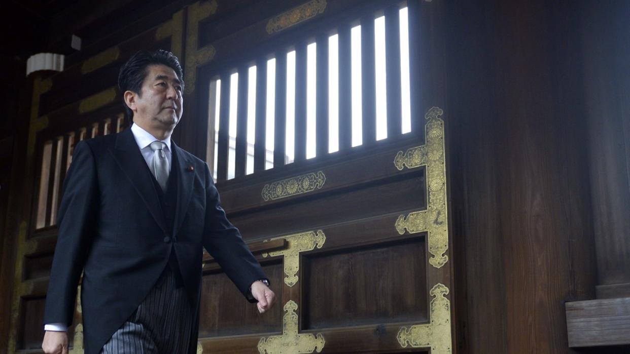 Japans Regierungschef Shinzo Abe bei einem Besuch des Yasukuni-Schreins im Dezember 2013. Foto: Framck Robichon/EPA