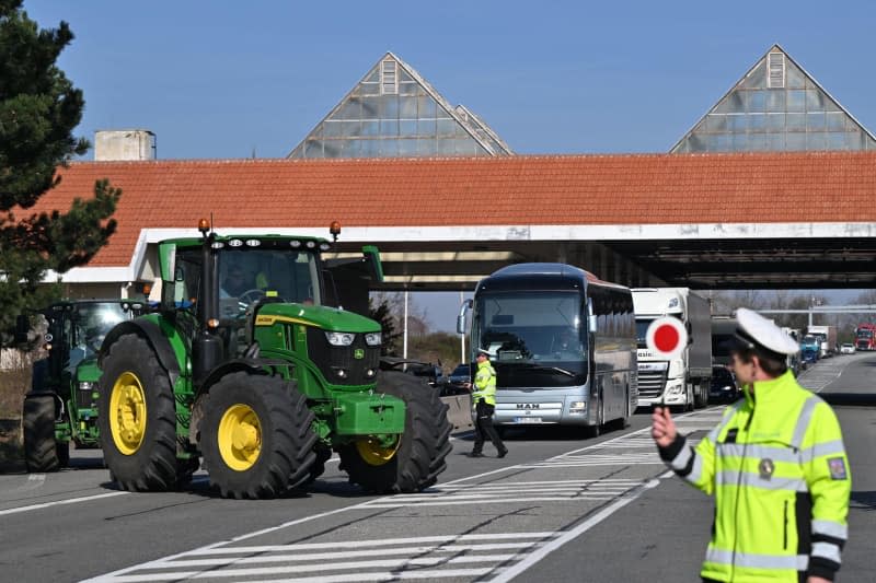 Farmers with their tractors take part in a protest against EU agricultural policies and the failed negotiations with the Czech government to further support farmers. álek Václav/CTK/dpa