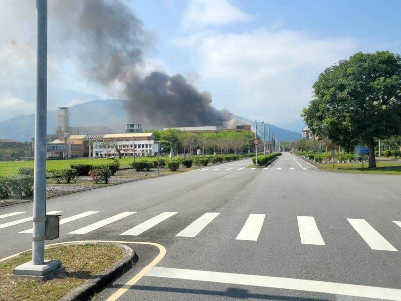 花蓮強震後  東華大學理工學院發生火警 花蓮3日上午發生芮氏規模7.2地震，東華大學理工學 院在震後數分鐘發生火警，濃煙密布，從遠處都可見 黑煙直衝天際。 （民眾提供） 中央社記者林巧璉傳真  113年4月3日 