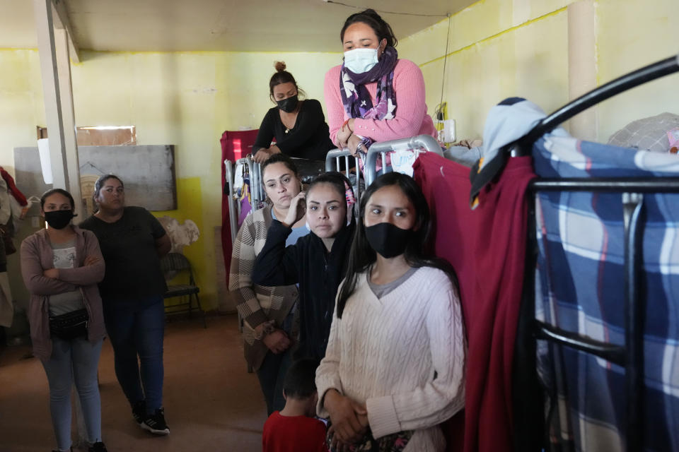 Madres solteras migrantes se aglomeran en una habitación dentro de un refugio en Tijuana, México, el miércoles 21 de diciembre de 2022. (AP Foto/Marcio José Sánchez)