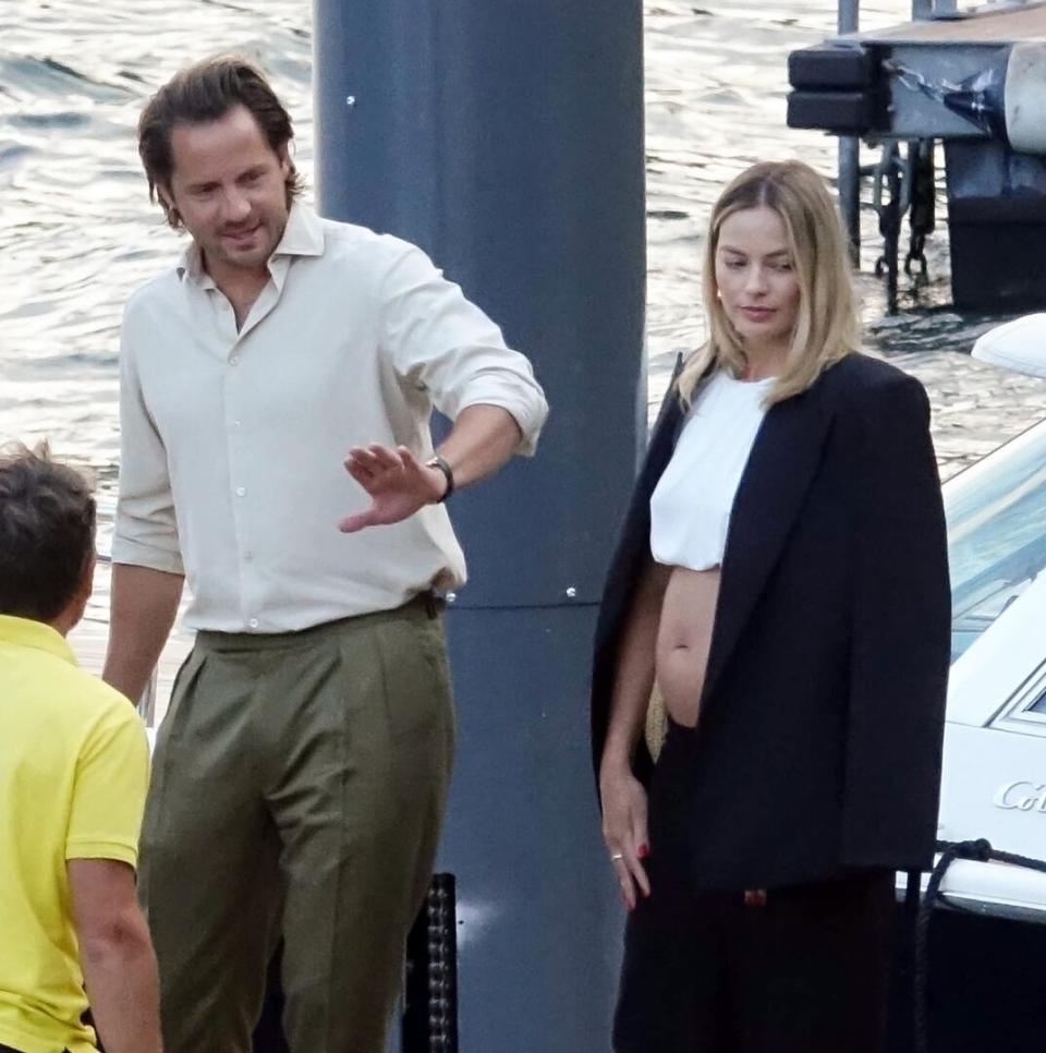 Un crop top blanco, un pantalón negro y suelto tiro bajo y un saco: con ese look decidió la actriz Margot Robbie contarle al mundo que está embarazada